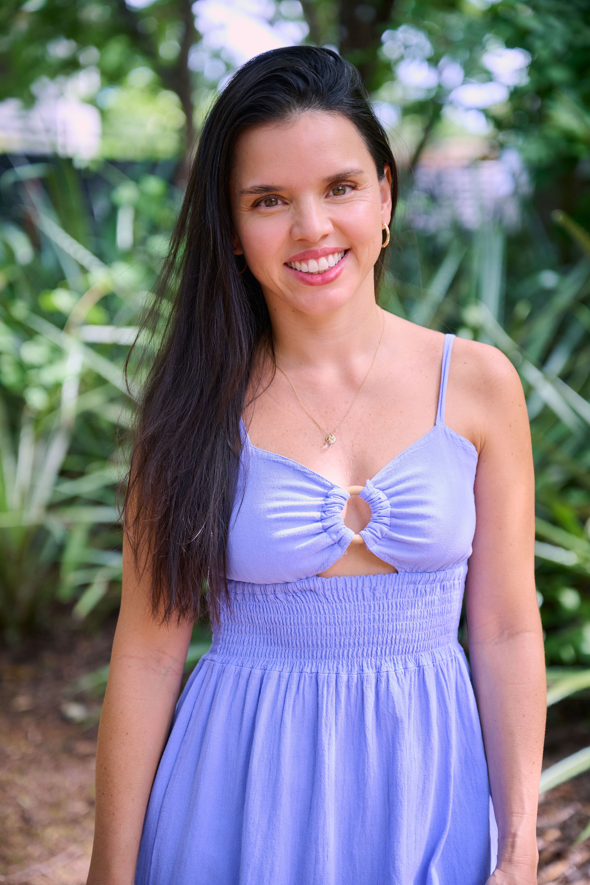 Paola Castro sonriendo en un retrato al aire libre