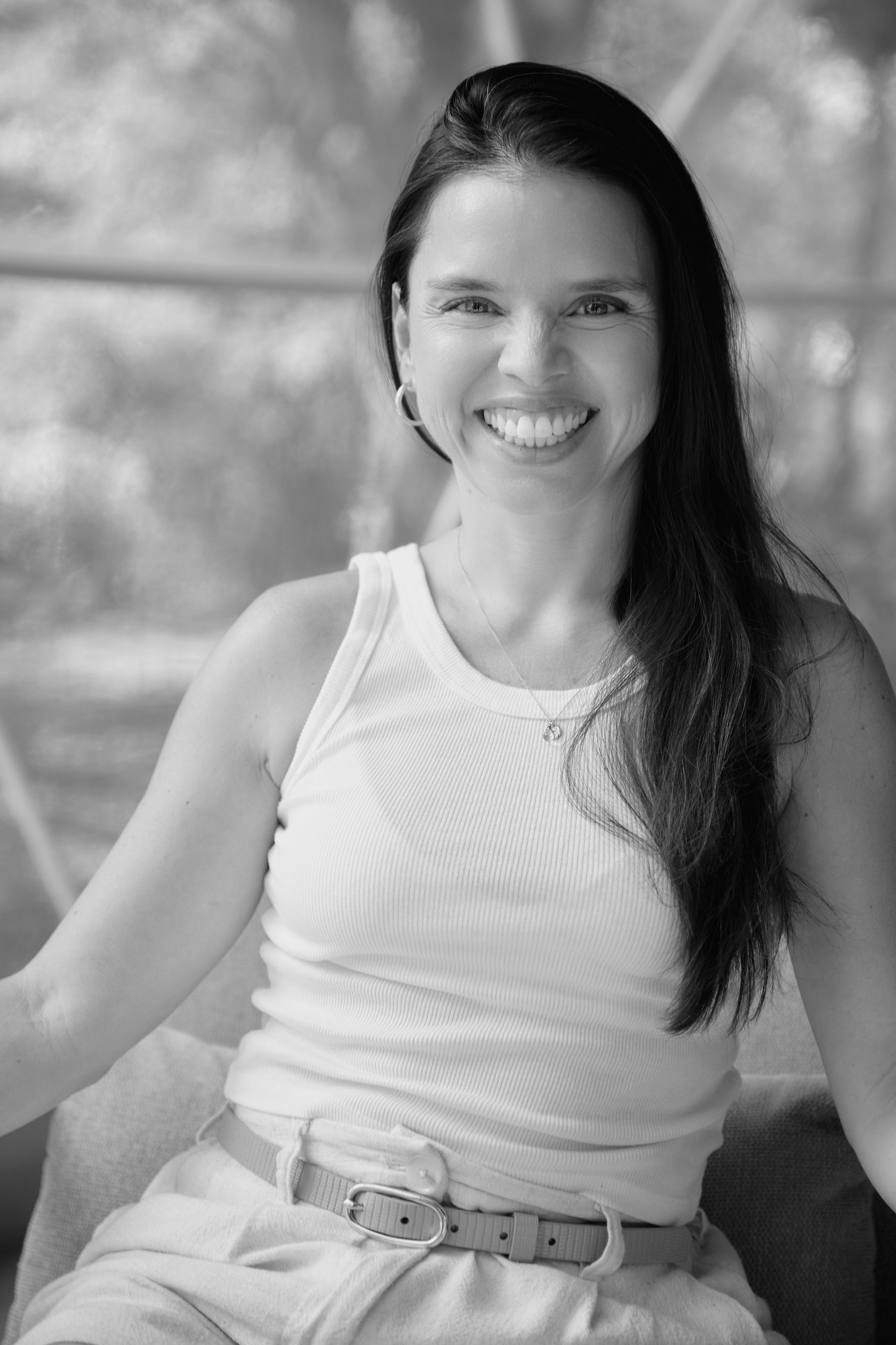 Retrato en blanco y negro de Paola Castro sonriendo