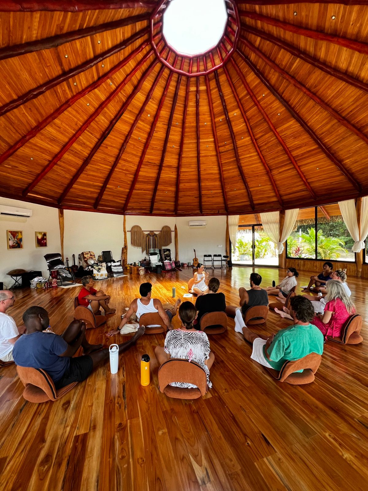 Paola facilitando un círculo grupal en un pabellón de madera